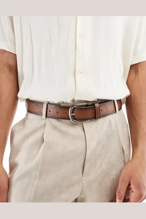 ASOS Gyldenbrunt bælte med prægninger i imiteret læder i western-stil med sølvfarvet spænde med antikt look