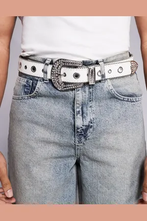 ASOS Hvidt trofæbælte med snørehuller, nitter og rhinsten