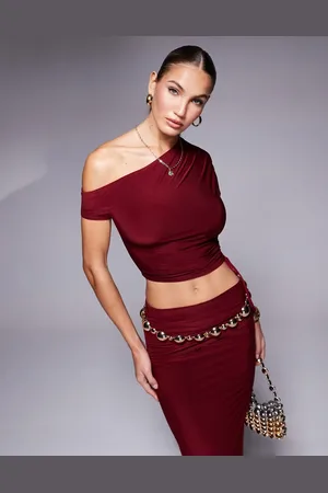 Kaiia Tætsiddende offshoulder-top med løbesnor og rynker - Del af sæt - Kun hos ASOS-Rød