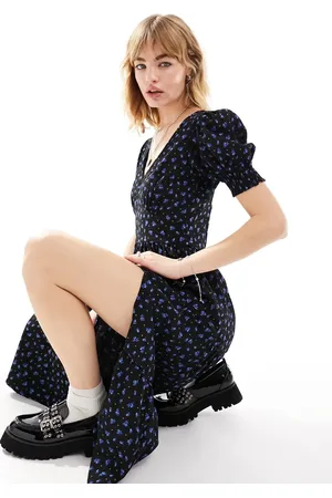 Daisy Street Midi-tea-kjole med V-hals i med småblomstret print