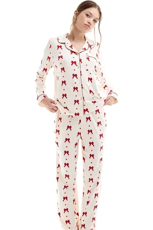 Chelsea Peers Cremehvidt pyjamassæt i polyester med rødt sløjfeprint