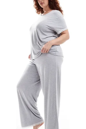 ASOS ASOS DESIGN Curve - pyjamassæt med blød T-shirt og bukser i super blødt stof med blonder - Kun hos ASOS
