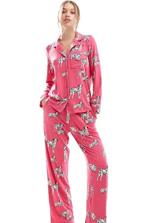 Chelsea Peers Pink pyjamassæt med top med knapper og bukser med dalmatinerprint i jersey - Kun hos ASOS