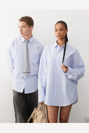 COLLUSION Unisex - Oversized og langærmet skjorte med blå striber og applikationer