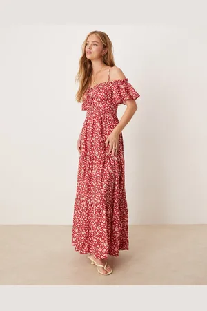 Kiss The Sky Rød midikjole med offshoulder og småblomstret print samt niveauinddelt design