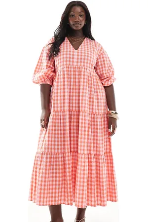 New Look New Look Curve - Lyserød midikjole i seersucker med gingham-tern og smock