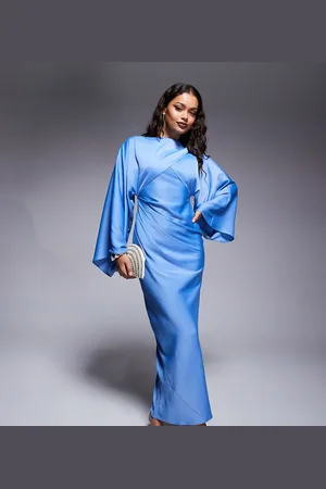 ASOS ASOS DESIGN Petite - Støvet blå maxikjole med slå om-snit foran, flagermusærmer og skråsnit i satin