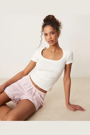 Gina Tricot Ribstrikket top med korte ærmer og dyb, rund hals i slim fit