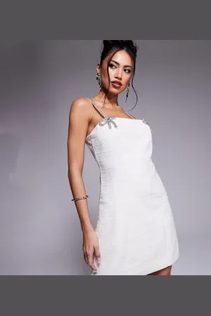 In The Style X Perrie Sian - Cremehvid minikjole med udsmykket sløjfedetalje i bouclé - Kun hos ASOS
