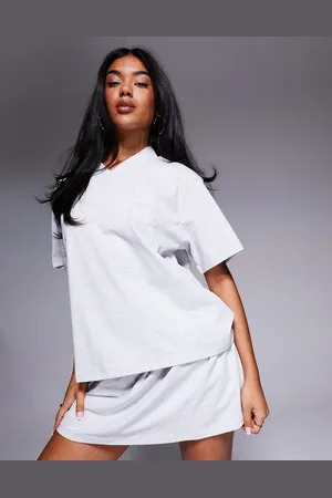 ASOS Weekend Collective - T-shirt med V-hals og broderet logo - Del af sæt