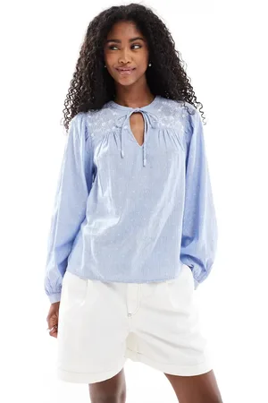 VERO MODA Blå bluse med broderinger og bindefront