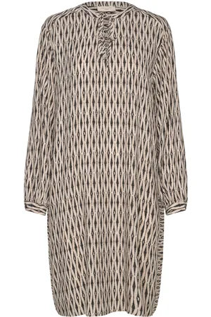 Freequent Dress From Freequent In A Light Material With Cut And Sew Details For A Contrast Knælang Kjole Black