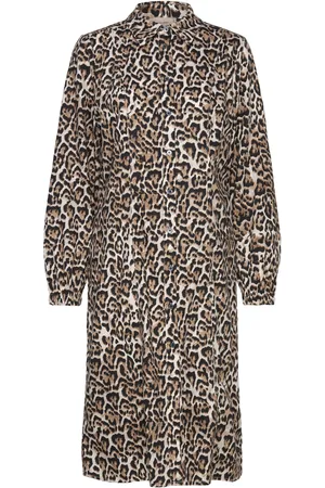 Freequent Shirt Dress From Freequent In A Classic Poplin Material With Leopard Print. The Knælang Kjole Beige