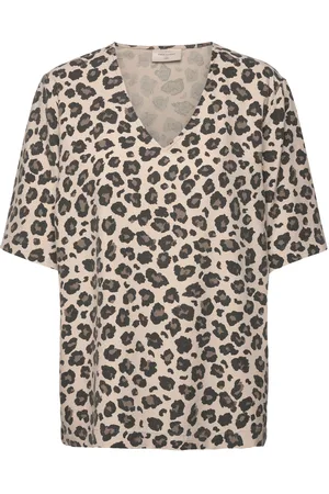 Freequent Blouse From Freequent In A Soft Material With Allover Leopard Print. The Blouse Tops T-shirts & Tops Short-sleeved Beige