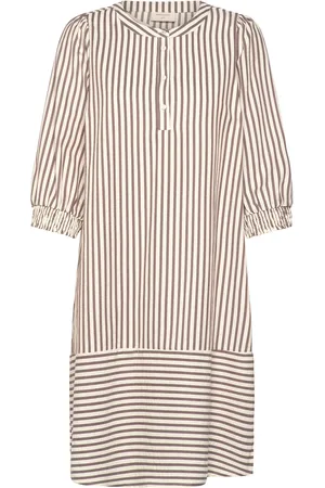 Freequent Dress From Freequent In A Lightly Embossed Material With Stripes. The Dress Has Kort Kjole Beige