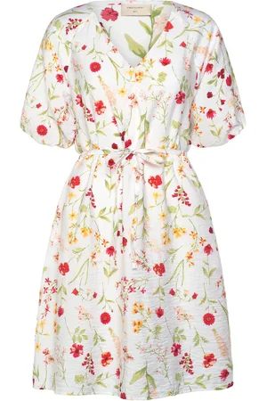 Freequent Dress From Freequent In A Light Material With A Floral Print. In Addition, The D Kort Kjole Cream