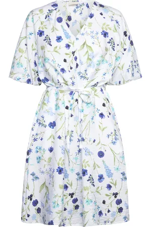 Freequent Dress From Freequent In A Light Material With A Floral Print. In Addition, The D Kort Kjole White