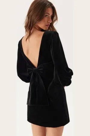 Forever New Josilyn Velvet Bow Back Mini 38
