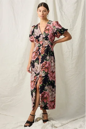 JOELLE Maxi kjole i chiffon med knaplukning