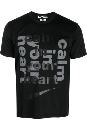 Comme des Garçons T-shirt med Swoosh og slogan-tryk