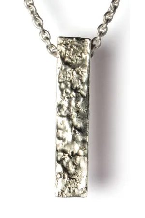 PARTS OF FOUR Amulet halskæde med tekstureret finish