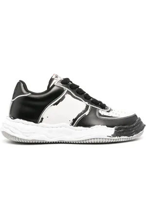 Maison Mihara Yasuhiro Sneakers med falmet effekt og logomærke