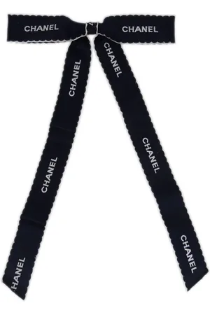 CHANEL Sløjfebroche med logobånd fra 1990-2000