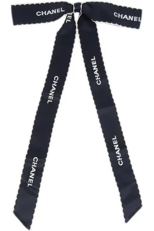 CHANEL Bow-broche med broderet logo