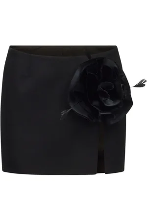 AREA Kort nederdel med blomsterapplikation