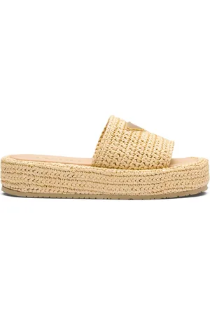 Prada Sandaler i vævet bast med logoplade