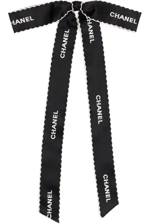 CHANEL Sløjfebroche med logobånd fra 1990-2000