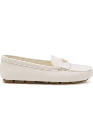 Prada Loafers i læder med trekantet logoplade og emalje