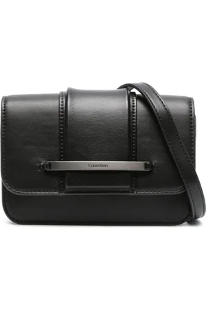 Calvin Klein Crossbody-taske i imiteret læder med logoplade