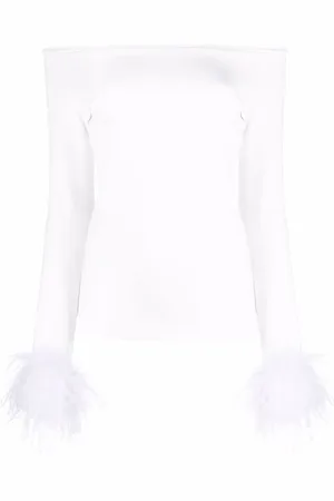 Atu Body Couture Top med off-shoulder-snit og fjerudsmykket kant