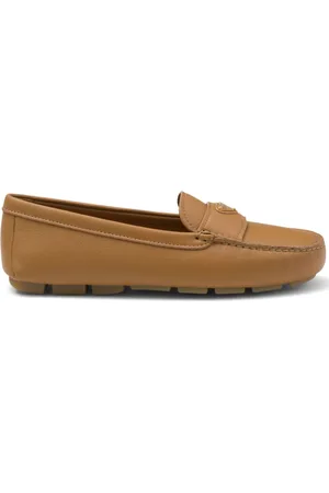 Prada Loafers i læder med trekantet logoplade og emalje
