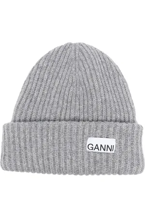 Ganni Ribstrikket hue med logomærke