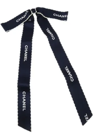 CHANEL Sløjfebroche med logobånd fra 1990-2000