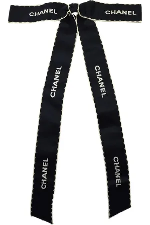 CHANEL Sløjfebroche med broderet logo fra 1990-2000