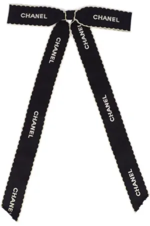 CHANEL Sløjfebroche med logobånd fra 1990-2000