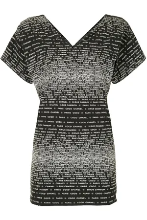 CHANEL T-shirt med V-hals og logo