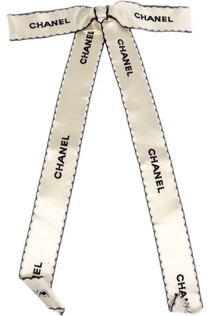 CHANEL Sløjfebroche med logobånd fra 1990-2000