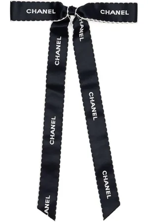 CHANEL Sløjfebroche med broderet logo fra 1971-1985