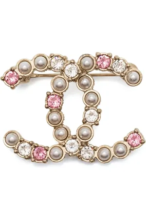 CHANEL Krystaludsmykket CC-broche fra 00