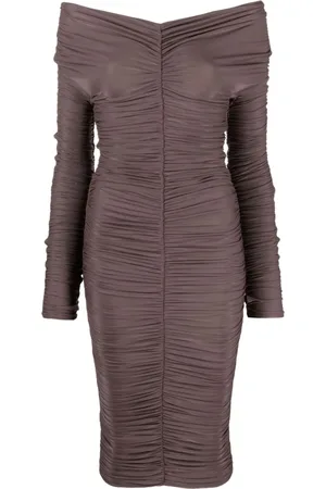 The Andamane Nicole ruche-kjole med off-shoulder-snit