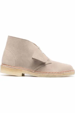 Clarks ørkenstøvler i ruskind med præget logo