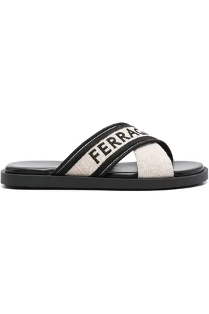 Salvatore Ferragamo Sandaler med krydsende remme og broderet logo