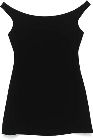 Totême Top med kurvet off-shoulder-snit