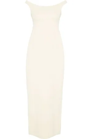 Totême Lang kjole med kurvet off-shoulder-snit