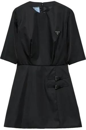 Prada Kort kjole med trekantet logo og spændedetalje