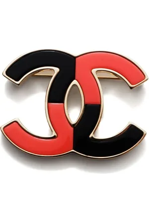 CHANEL Tofarvet CC Mark broche fra 2023
